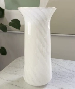 VINTAGE MURANO MUNDGEBLASENE KUNSTGLAS VASE WEISS WIRBEL GEFASST TOP ZUSTAND. - Bild 1 von 12