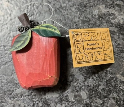 Manzana de madera artesanal roja Hanna's de colección con hojas de metal verde  Foto 1 de 4