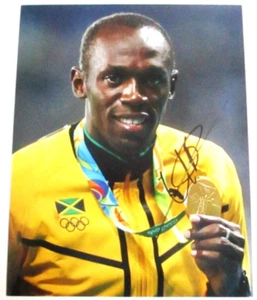 Usain Bolt With His Olympic Gold Medal Original Hand Signed Photo COA AFTAL - Foto 1 di 4