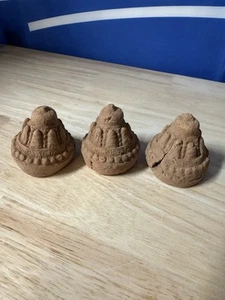 ANTIKE MONGOLISCHE TIBETISCHE BUDDHISTISCHE HANDGEFERTIGTE VOTIV TON STUPAS 3 STÜCK - Bild 1 von 6