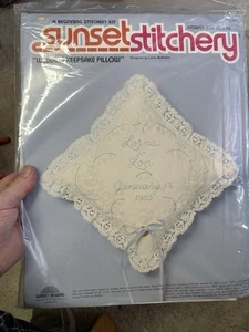 Kit de almohada de recuerdo de boda Sunset Stitchery 2949 10"x10" de colección 1980 nuevo sellado - Imagen 1 de 3