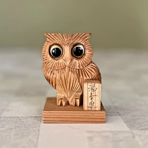 Estatuilla de búho japonés de madera de los años 80 - tallada a mano - artesanía popular retro - Imagen 1 de 13