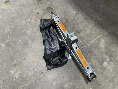 Gato de piso usado se adapta a: Nissan Rogue 2018 grado A Foto 1 de 4