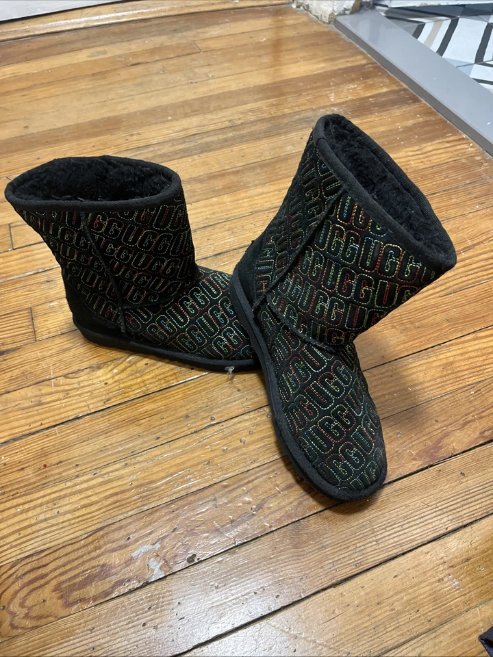 Botas Uggs negras y con puntada arco iris clásicas gráficas para mujer 3 Foto 1 de 4