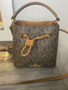 Michael Kors Bandolera Bolso de Mano Cartera Suri Pequeño Cubo Marrón Logo NUEVO - Imagen 1 de 4