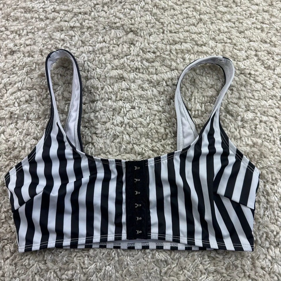 Traje de baño bikini a rayas pequeño talla 6 de ASOS negro blanco gótico sin almohadillas Foto 1 de 4