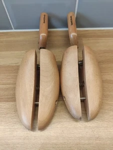 Russell & Bromley Shoe trees Size Medium wooden classic sprung stretcher shaper - Picture 1 of 9