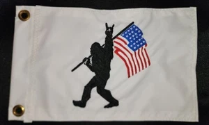 Bandera Blanca Patriótica Bigfoot 10"x15" con 2 ojales de latón - Imagen 1 de 2