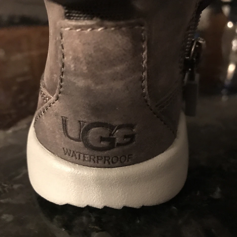 Botas UGG Canoa Cuero IMPERMEABLES Niño Pequeño (1105181T) Carbón Talla 10 Nuevas en Caja Foto 1 de 4