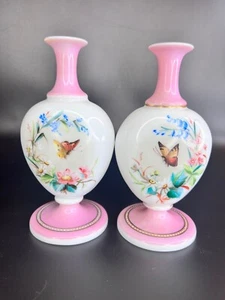 Bohemian Harrach 19. Jh. Rosa & Weiß Opalvase Schmetterlinge & Blumen Paar 2 - Bild 1 von 8