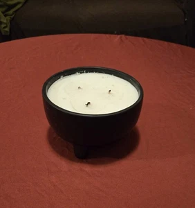 Hobby Lobby 40 Oz. Dreibeiniger Kerzenhalter mit einer Rose und Jasmin Kerze - Bild 1 von 5