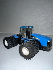 Custom New Holland TJ480 Tractor with Duals Diecast 1:64 2006 Farm Show Edition - Picture 1 of 5