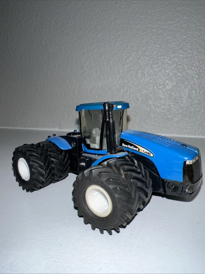 Custom New Holland TJ480 Tractor with Duals Diecast 1:64 2006 Farm Show Edition - Image 1 of 4