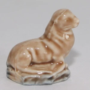 Vintage Wade Whimsies Keramik Wildtiere Tier Figur Robbe Seelöwe blauer Sockel - Bild 1 von 4