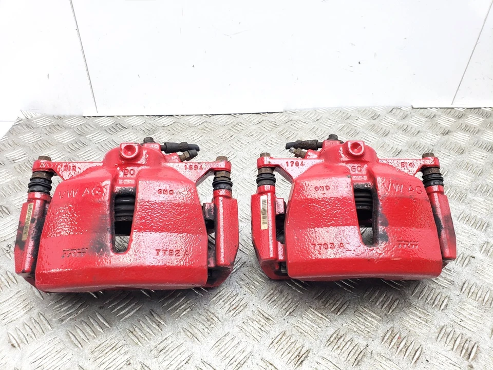 PAR DE PINZAS DE FRENO DELANTERAS IZQUIERDA Y DERECHA SKODA OCTAVIA MK3 5E 2014 2.0 DIÉSEL Foto 1 de 4