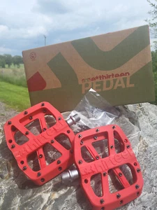 E*thirteen Base Flat Pedals 22 Pins Red MTB Pedals - Picture 1 of 2