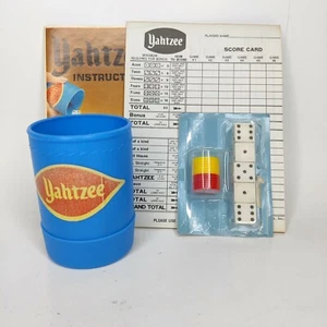 Taza agitadora, dados, fichas, instrucciones y tarjetas de puntuación vintage azul claro Yahtzee - Imagen 1 de 4