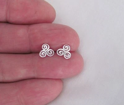 Pendientes de plata de ley con poste de triskele redondeado celta de 7,5 mm. Foto 1 de 3