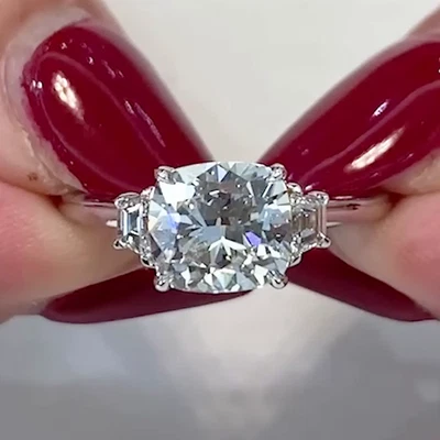 Anillo de compromiso de tres piedras de moissanita de corte cojín de 4,85 quilates en platino macizo 950 Foto 1 de 4