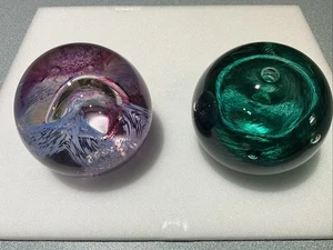 Signed CAITHNESS Scotland Glass Paperweight 3” Set Of 2 FREE SH - Foto 1 di 7