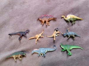 ORIGINAL Battat Menge 8 (NICHT 9!) Mini Dinosaurier Figuren NEU Utahraptor+ - Bild 1 von 1