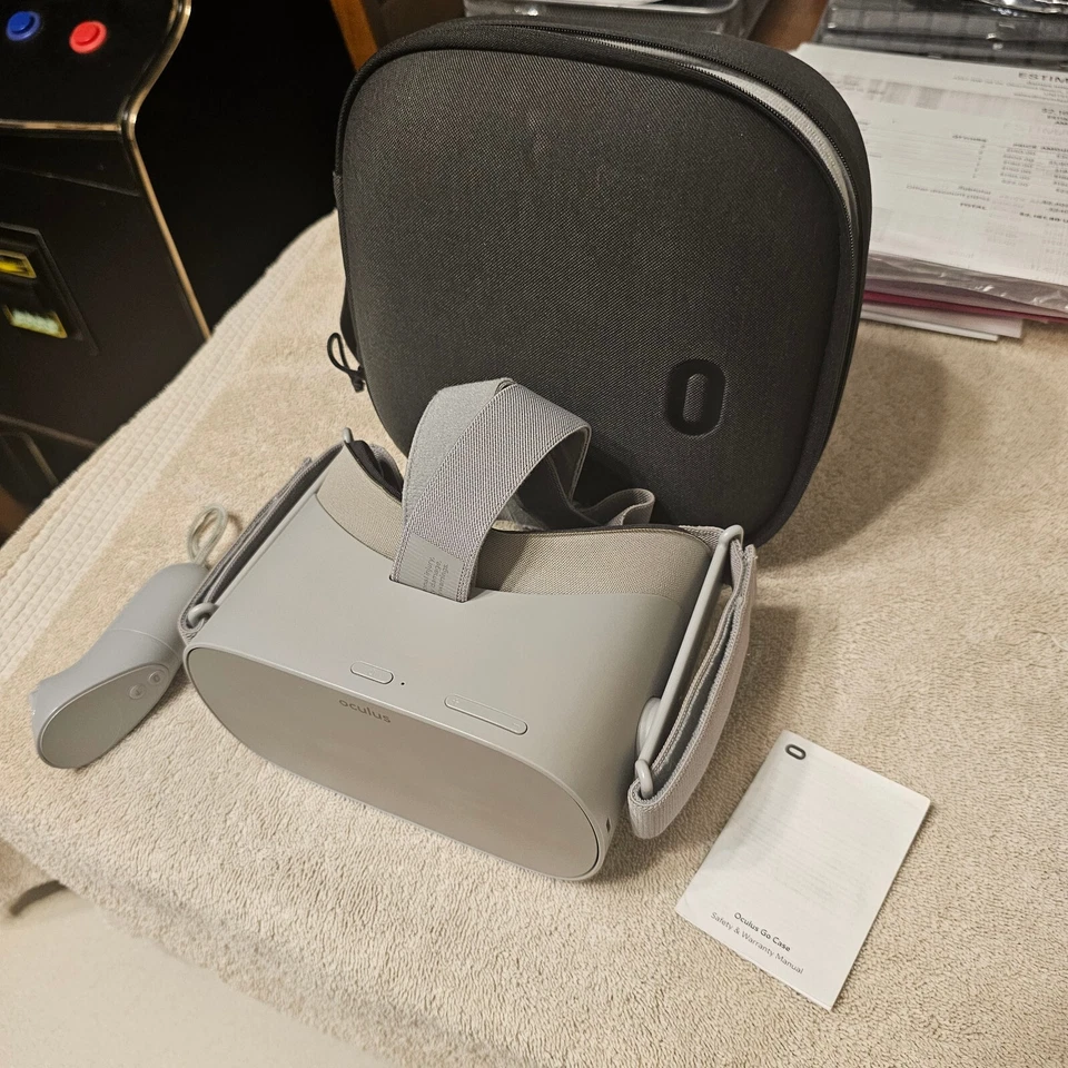 Fone de Ouvido VR Standalone Meta Oculus Go 32GB Cinza com Controle Remoto - Imagem 1 de 1