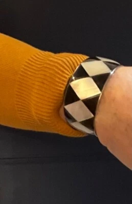 Bracelete de punho em forma de diamante com concha preta/marca de madrepérola - Imagem 1 de 4