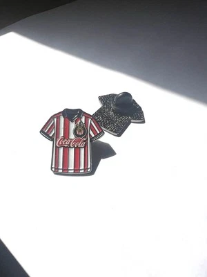 Эмалированная булавка Chivas Coca-Cola Jersey — аксессуар для шляпы ретро-клуба Guadalajara Liga MX - Изображение 1 из 4