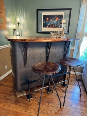 Barra industrial moderna de metal y madera con taburetes Foto 1 de 4