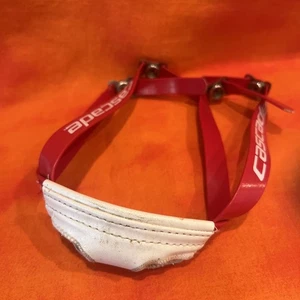 Cascade Lacrosse Casco Mentón Correa ROJO Y BLANCO - Imagen 1 de 2