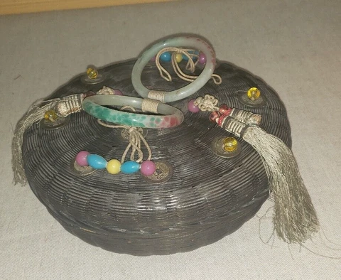 VINTAGE ANTIQUE PINE NEEDLE BASKET 9" W/LID BEADS BOBBLES & COINS ESTATE FIND 4 Cover