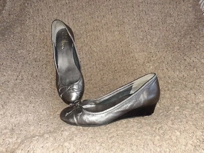 Zapatos de salón de cuña COLE HAAN-Tali-metálicos de cuero brillante de peltre-arco-talla 6,5-excelente Foto 1 de 4