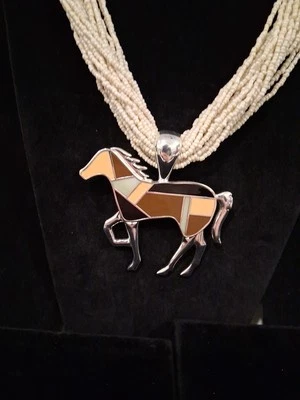 Colgante SilverHorse: Esmalte marrón, blanco y negro.Cadenas de cuentas de vidrio multihilo Foto 1 de 4