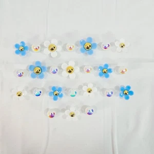🌸 24 Stck. Blume Jibbitz Schuh Charms Blau & Weiß Gänseblümchen Perlen Crocs Zubehör - Bild 1 von 4