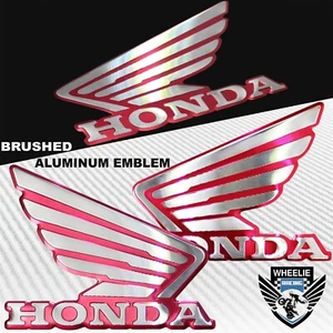 Calcomanía de metal oscuro caliente rosa/rojo y cromado logotipo de ala Honda emblema tanque/guardabarros pegatina - Imagen 1 de 3