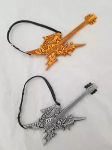 Lote de 2 guitarras Mcfarlane Guitar Hero usadas plateadas y doradas - Imagen 1 de 3