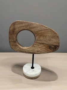Modernist Abstraktes Mangoholz Freiform Kreisausschnitt auf Mable Holzständer - Bild 1 von 15