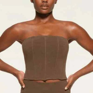 SKIMS NUEVO CON ETIQUETAS Polar Cremallera Salón Corsé Top Mujer Talla Mediana Color Cacao - Imagen 1 de 4