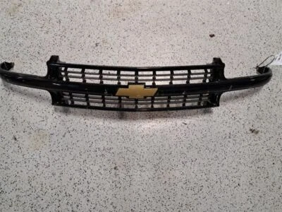 FRONT GRILLE fits CHEVROLET SUBURBAN 2001 - 2006 - Image 1 of 4