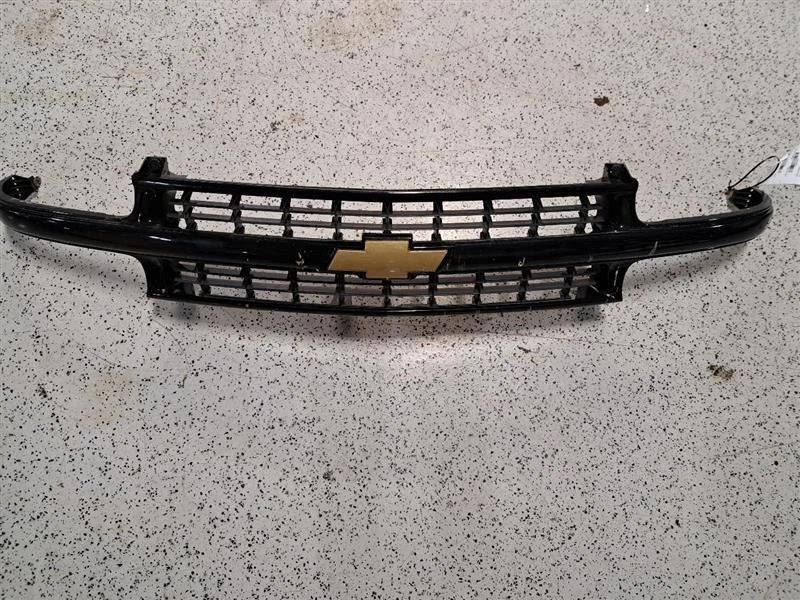 FRONT GRILLE fits CHEVROLET SUBURBAN 2001 - 2006 - Image 1 of 4