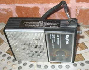 Vintage Sanyo Solid State FM AM Portable Radio Receiver RP5115 Battery or AC - Picture 1 of 2