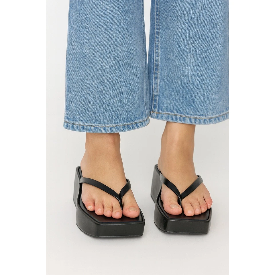 Sandalias chanclas Jeffrey Campbell Y2K 11 negras de cuero con punta cuadrada para mujer  Foto 1 de 4