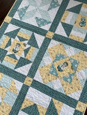 "Colcha hecha a mano para bebé - manta infantil verde, amarilla para gatos - mide 29"" x 42""" Foto 1 de 4