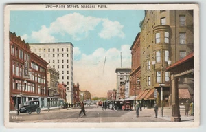 Cartolina Veduta di Falls Street a Niagra Falls, NY con auto antiche e vetrina - Foto 1 di 2