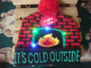 UNISEX~ "IT IS COLD OUTSIDE" FIREPLACE LIGHT UP WINTER BEANIE HAT RED BLACK KNIT - Bild 1 von 6