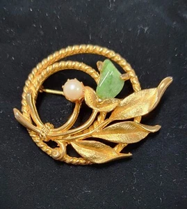 Sarah Coventry Brooch Pin Textured Wreath Leaf Faux Pearl Green Stone Signed - Picture 1 of 12
