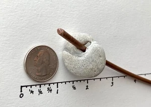 Natural Holey Beach Rock Hag Stone Fairy Wish Adder Mystic Magic surf-tumbled #9 - Imagen 1 de 12