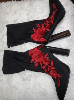 Qupid черная ткань красный цветочный вышитый лодыжки 4 1/4» каблука носок ботинки размер 7 - Изображение 1 из 4