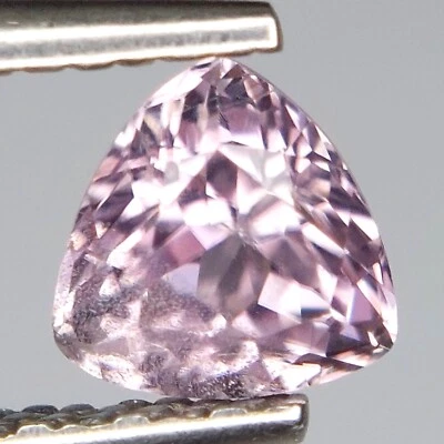0.84Cts RARE SPLENDID TRILLION SHAPE NATURAL PURPLE PINK DIASPORE LOOSE GEMSTONE - Image 1 of 3