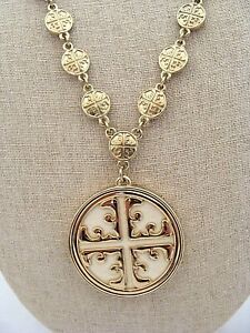 Collier logo croix copte Isis ton or et cuir blanc 